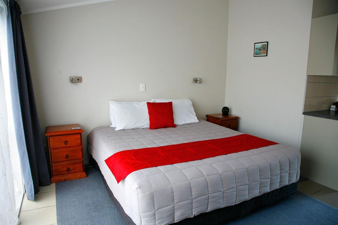 Touchwood Motor Lodge Pukekohe ภายนอก รูปภาพ
